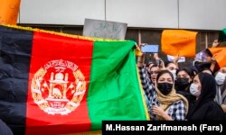 تجمع شهروندان افغان مقابل سفارت پاکستان در تهران در اعتراض به حمایت پاکستان از حکومت طالبان