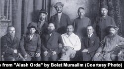 Алаш Орда, Алаш партиясы. Суретте бірінші қатарда отырғандар (солдан оңға қарай): Жақабай Әтікұлы, Жұбандық Болғанбайұлы, Тұрағұл Абайұлы, Әлихан Бөкейхан, Райымжан Мәрсеков.   Семей, 1918 жыл.