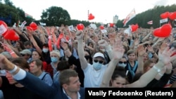 Президенттикке талапкер Светлана Тихановскаяны колдоп чыккан адамдар. Минск. 30-июль, 2020-жыл. 