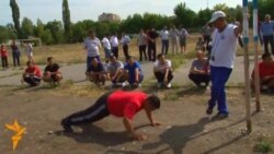 Будущие гаишники сдают спортивные тесты 