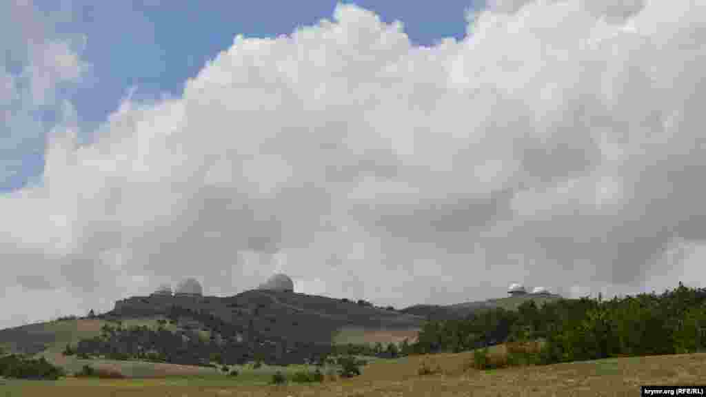 Uzaqlıqta radarlarnıñ beyaz tomalaq &quot;qalpaq&quot;ları körüne