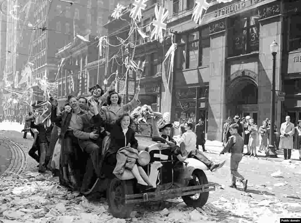 Slavlje na ulicama Londona, 8. maj 1945.