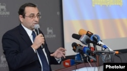 Armenia - Artsvik Minasian, a leader of the Armenian Revolutionary Federation, addresses a forum in Yerevan, 6Dec2012.