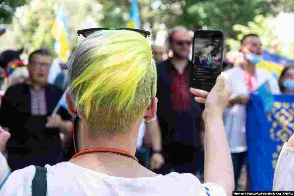 Багато хто вів власні трансляції з маршу у соціальних мережах під час заходу