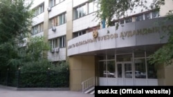 У здания суда в Алматы.