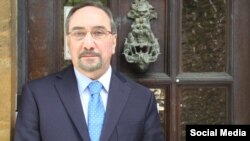 همایون کاتوزیان، استاد ادبیات فارسی و تاریخ ایران در دانشگاه اکسفورد، این‌بار سراغ غزلیات سعدی رفته و شماری از آنها را به انگلیسی ترجمه کرده است