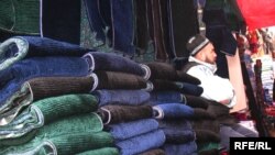 Расмий Тошкент¸ ишсизлик ва йўқчиликдан чорасиз қолиб¸ ўз уйида нимадир тикиб-бичиб¸ пишириб-куйдириб кун кўраëтганларни ҳукумат иш билан таъминлаганлар рўйхатига қўшади ва шунинг ҳисобидан ишсизлик даражасини йўққа туширади.