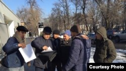 Активисты и представители общественного объединения «Атажұрт еріктілері», поднимающего проблему притеснений этнических казахов в Синьцзяне, у представительства ООН. Алматы, 17 января 2020 года.