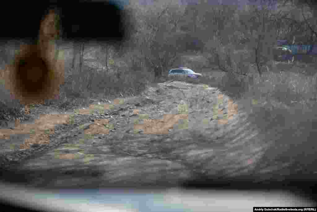 Усі дороги й під&rsquo;їзди до селища Золоте-4 перекриті патрулями озброєних поліцейських, які чергують тут вдень і вночі. Пересуватися нам (кореспондентам) машиною заборонили. Тож увесь день ми провели на ногах