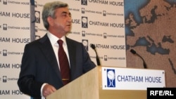 Великобритания - Президент Армении Серж Саргсян выступает в Chatham House, Лондон, 10 февраля 2010 г.