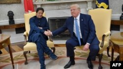 دونالد ترامپ (راست) در حال دست دادن به عمران خان، نخست‌وزیر پاکستان، که برای یک سفر رسمی به آمریکا رفته است.