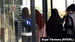 Жінки були передані курдським військовим та депортовані до Косово 24 квітня 2019 року