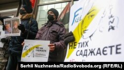 Українці практично не довіряють судам: менше довіри мають тільки російські медіа, свідчать останні опитування. Тому про судову реформу говорять і громадянське суспільство, і Захід