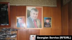 Джиоев отмечает, что, несмотря на бытовую неустроенность и общую усталость населения, кандидатура Кокойты как лидера востребована в обществе