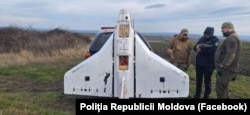 Drona de tip Gerbera, de fabricație rusească, descoperită de specialiștii Poliției în Cuhureștii de Jos (Florești) pe 25 noiembrie. Imagine difuzată de oamenii legii după ce aceasta a fost coborâtă de pe casa pe care a aterizat.
