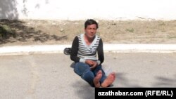 Ýol ugrunda oturan dilegçi. Aşgabat, iýun, 2015. 