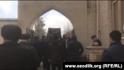 Тело Кадыржана Батырова несут к могиле. 