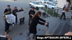 По словам пострадавшего участника акции протеста, в урну он и его единомышленники собрали навоз, который до этого рассыпали на лестницах у входа в здание мэрии Гори