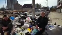 В Бишкеке двое мужчин благодарят мэра за мусор