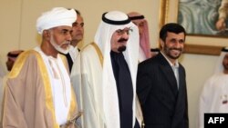 محمود احمدی‌نژاد دست در دست ملک عبدالله و سلطان قابوس در حاشیه اجلاس شورای همکاری خلیج فارس در دوحه قطر در زمستان ۸۶