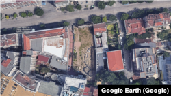 Парцел, на който се намира част от амфитеатър.