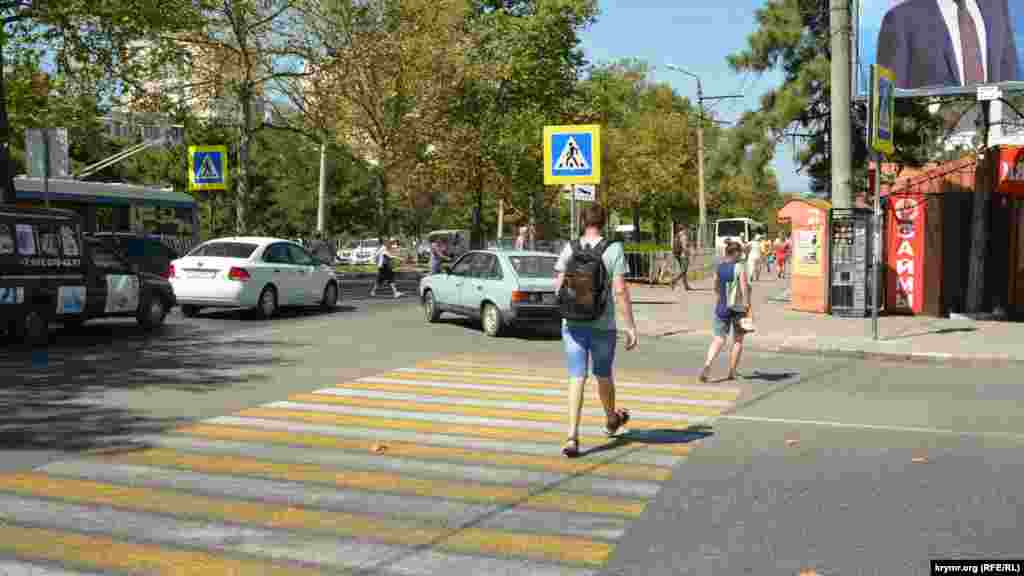 Согласно решения российских властей города, этот переход был смещен на несколько метров в сторону оживленного проспекта Острякова, по которому быстро ездят автомобили и автобусы, из-за чего некоторые пешеходы прижимаются к правой стороне перехода,чтобы не попасть под мчащиеся машины