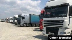 Фуры с цементом, застрявшие на узбекско-кыргызской границе.