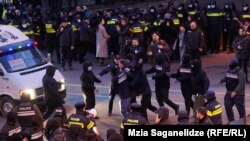 Тблисиде нааразылык акциясына чыккандардын жолун полиция тороп жатат. 