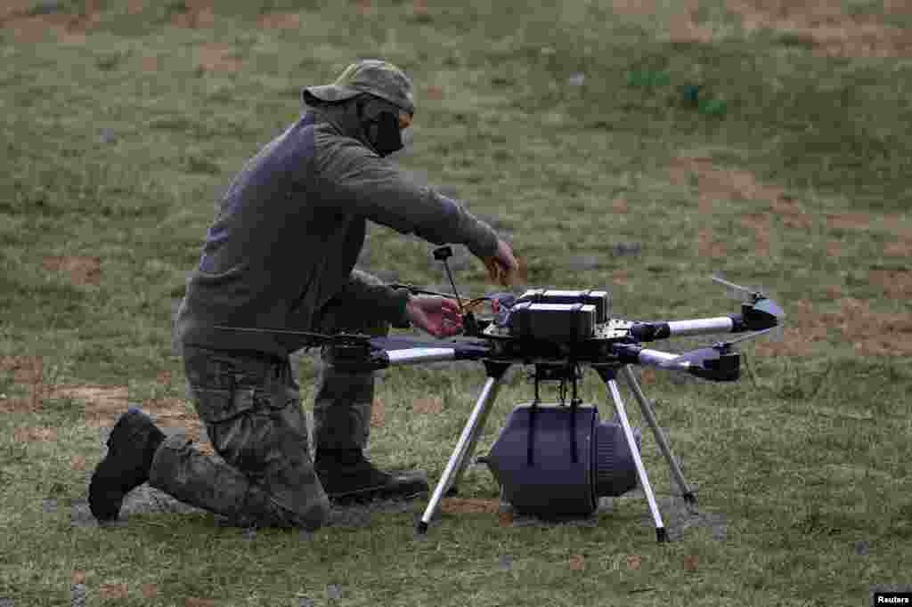 Апэратар рыхтуе дрон