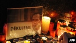 تصویر واتسلاو هاول در میان شمع و گل هایی که در کنار بنای یادبود انقلاب مخملی در پراگ گذاشته شده است.