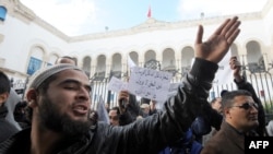 گروهی از سلفی‌های تونس- عکس تزئینی است.