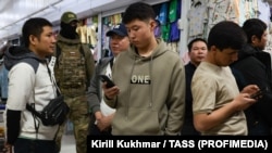 Новосибирдаги марказий осиёлик мигрантлар.