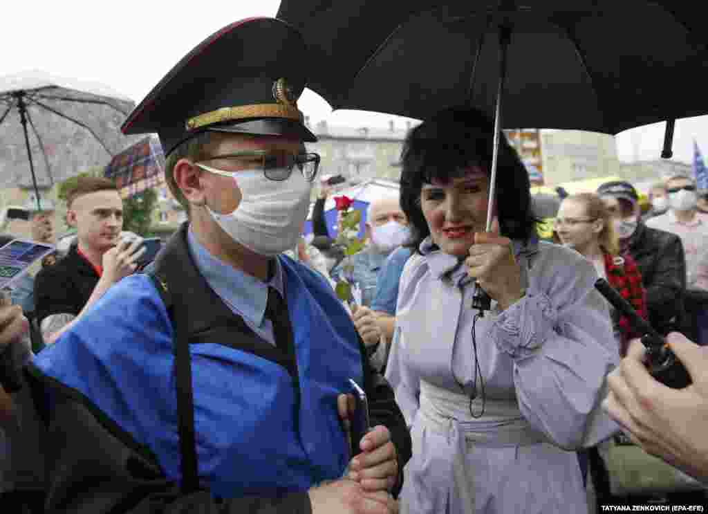 Під час мітингу в Мінську поліцейський спостерігає за прихильниками опозиції