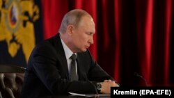 Ռուսաստանի նախագահ Վլադիմիր Պուտինը Սահմանադրական փոփոխությունների աշխատանքներով զբաղվող խմբի հետ հանդիպմանը, 26 փետրվարի, 2020թ.