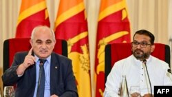 Посол Росії в Шрі-Ланці Леван Джагарян (ліворуч) виступає на спільній пресконференції з міністром закордонних справ Шрі-Ланки Таракою Баласурією в Коломбо, 30 травня 2024 року