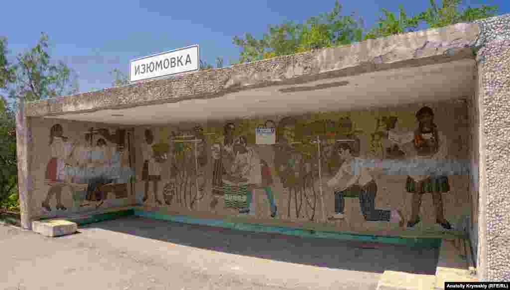 Колишнє і нинішнє виноградарсько-виноробне життя села відображене на мозаїчній картині на автобусній зупинці &laquo;Ізюмівка-3&raquo;