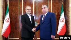 Ирандын жаңы президенти Масуд Пезешкиан жана Тажикстандын президенти Эмомали Рахмон.