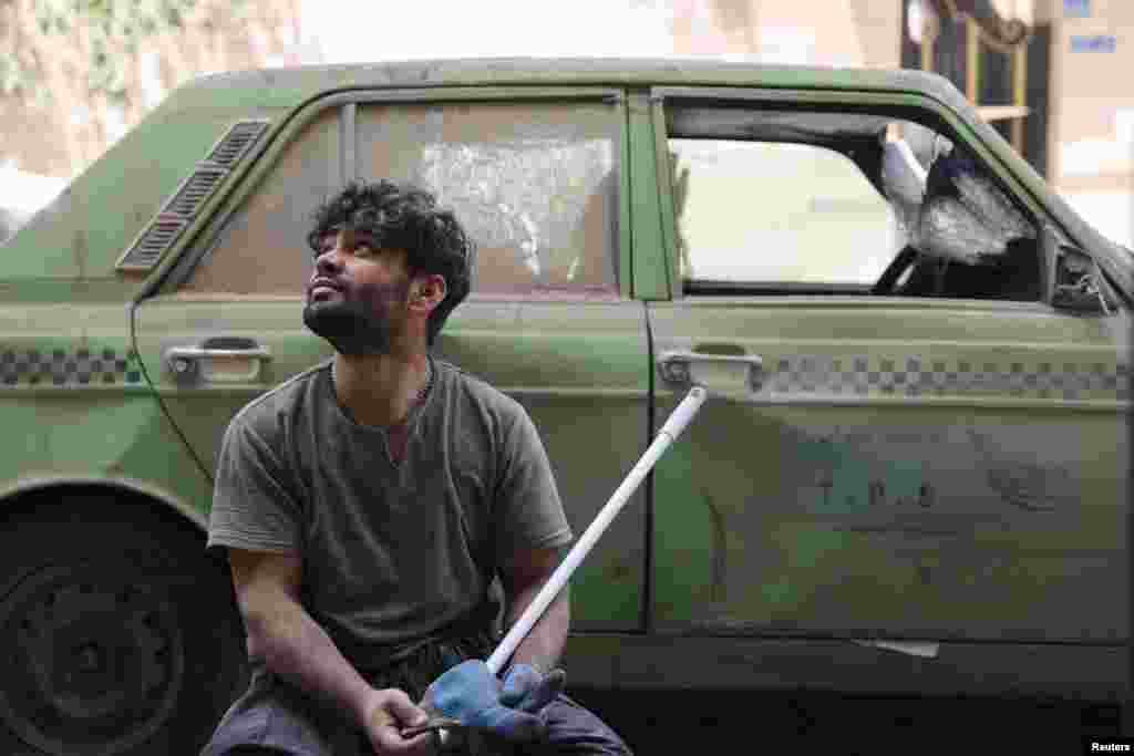 Мужчина после израильского удара по зданию, после прекращения огня между Израилем и Ираном, Тегеран, Иран, 26 июня 2025 года. Majid Asgaripour/WANA 