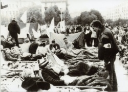 ​Студент Львівського медичного інституту Тарас Семущак (на фото з пов'язкою на руці) стежить за станом здоров'я голодуючих протестувальників. Він був керівником медичної служби Революції на граніті