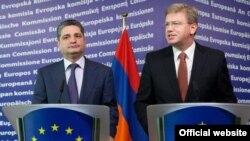 Премьер-министр Армении Тигран Саргсян и комиссар ЕС по вопросам расширения и Европейской политики соседства Штефан Фюле на совместной пресс-конференции, Ереван, 19 сентября 2011 г.