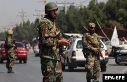 نیروهای طالبان در لباش ارتس سابق افغانستان در یک ایستگاه بازرسی در کابل در اوائل سپتامبر امسال