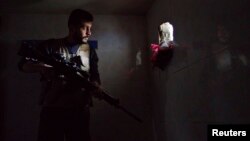 یک عضو ارتش آزاد سوریه، گروهی که از یک سو با دولت و از سوی دیگر با «حکومت اسلامی» در جنگ است