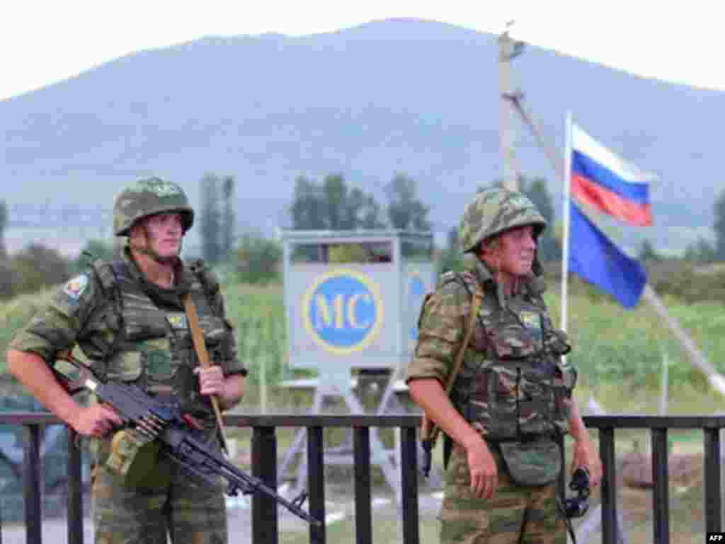 Российские миротворцы в Абхазии приведены в состояние повышенной боевой готовности. В некоторых регионах России формируются отряды добровольцев для отправки в Южную Осетию.