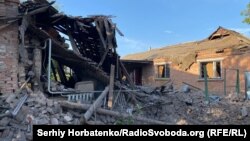 Наслідки бомбового удару по одному з районів Словʼянська, 24 вересня 2025 року