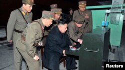 Түндүк Корея лидери Ким Чен Ун аскер бөлүктөрүнүн биринде. 24-март, 2013-жыл. 