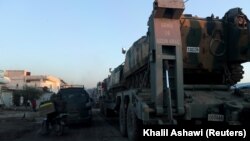 Турецькі бронемашини перетинають сирійсько-турецький кордон, в'їжджаючи до провінції Ідліб, 9 лютого 2020 року