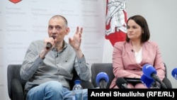 Сьвятлана і Сяргей Ціханоўскія на прэсавай канфэрэнцыі ў Вільні пасьля ягонага вызваленьня, 22 чэрвеня 2025 