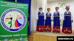 Фольклор фестивалендә баннер урыс телендә генә