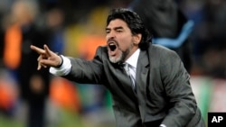 Топту бийлеткен, дүйнөнү дүңгүрөткөн Марадона