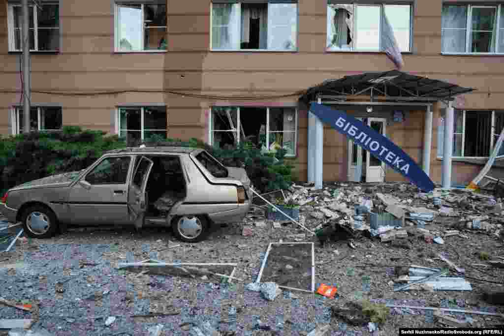 Уваход у бібліятэку ў Кіеве, 6 чэрвеня. З пачатку ўварваньня ў 2022 годзе расейскія бесьпілётнікі і ракеты неаднаразова наносілі ўдары па мірных аб'ектах